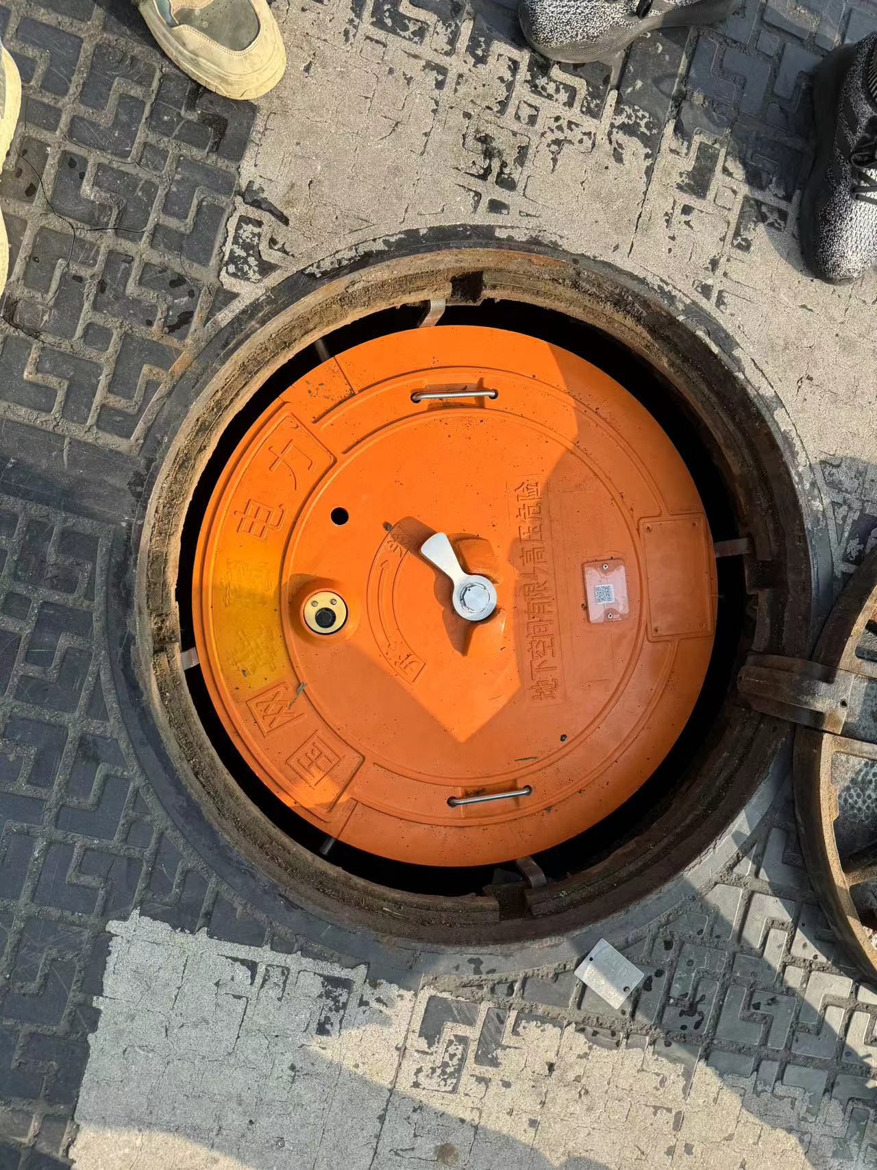 新光電子鎖井蓋，保證城市地下“生命線”的安全暢通