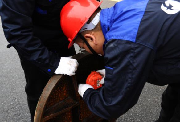 智能井蓋，會(huì)求救的井蓋