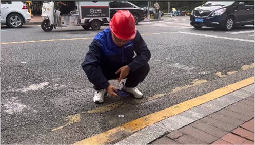 井蓋有了“電子身份證” ，標(biāo)識(shí)牌確保腳下安全